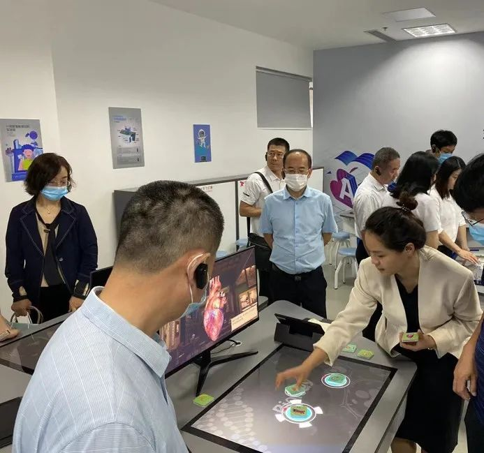 技術(shù)賦能 智引未來。智慧實(shí)驗(yàn)創(chuàng)新教室亮相青島西海岸新區(qū)文匯中學(xué)，青島市教育局領(lǐng)導(dǎo)一行進(jìn)行現(xiàn)場(chǎng)觀摩