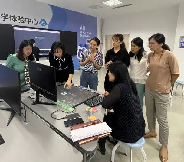 技術(shù)賦能 智引未來。智慧實(shí)驗(yàn)創(chuàng)新教室亮相青島西海岸新區(qū)文匯中學(xué)，青島市教育局領(lǐng)導(dǎo)一行進(jìn)行現(xiàn)場(chǎng)觀摩