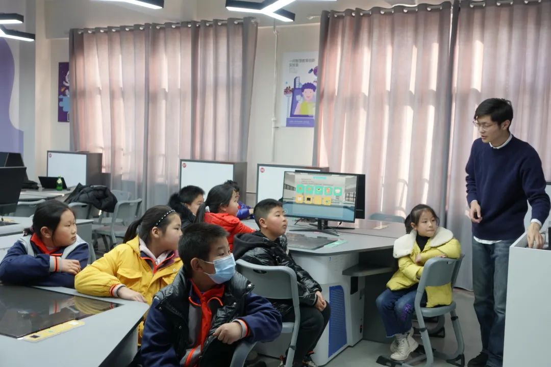 西海岸新區(qū)珠山小學(xué)借力AR智慧實驗室，解鎖課后服務(wù)——”三點半課堂“新姿勢