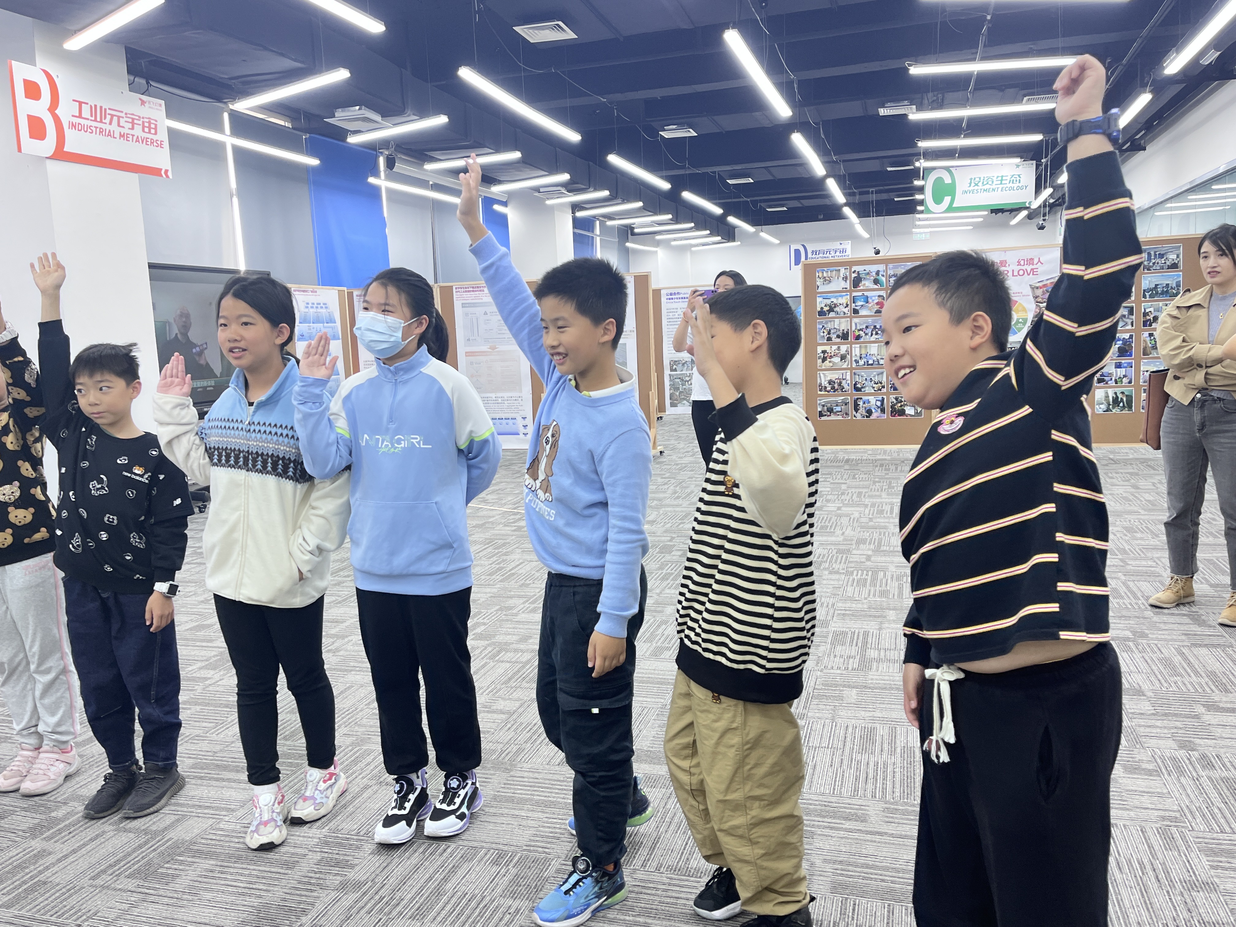 探索航空航天，揭示宇宙奧秘——府學(xué)胡同小學(xué)師生及家長(zhǎng)走進(jìn)幻境X科技館