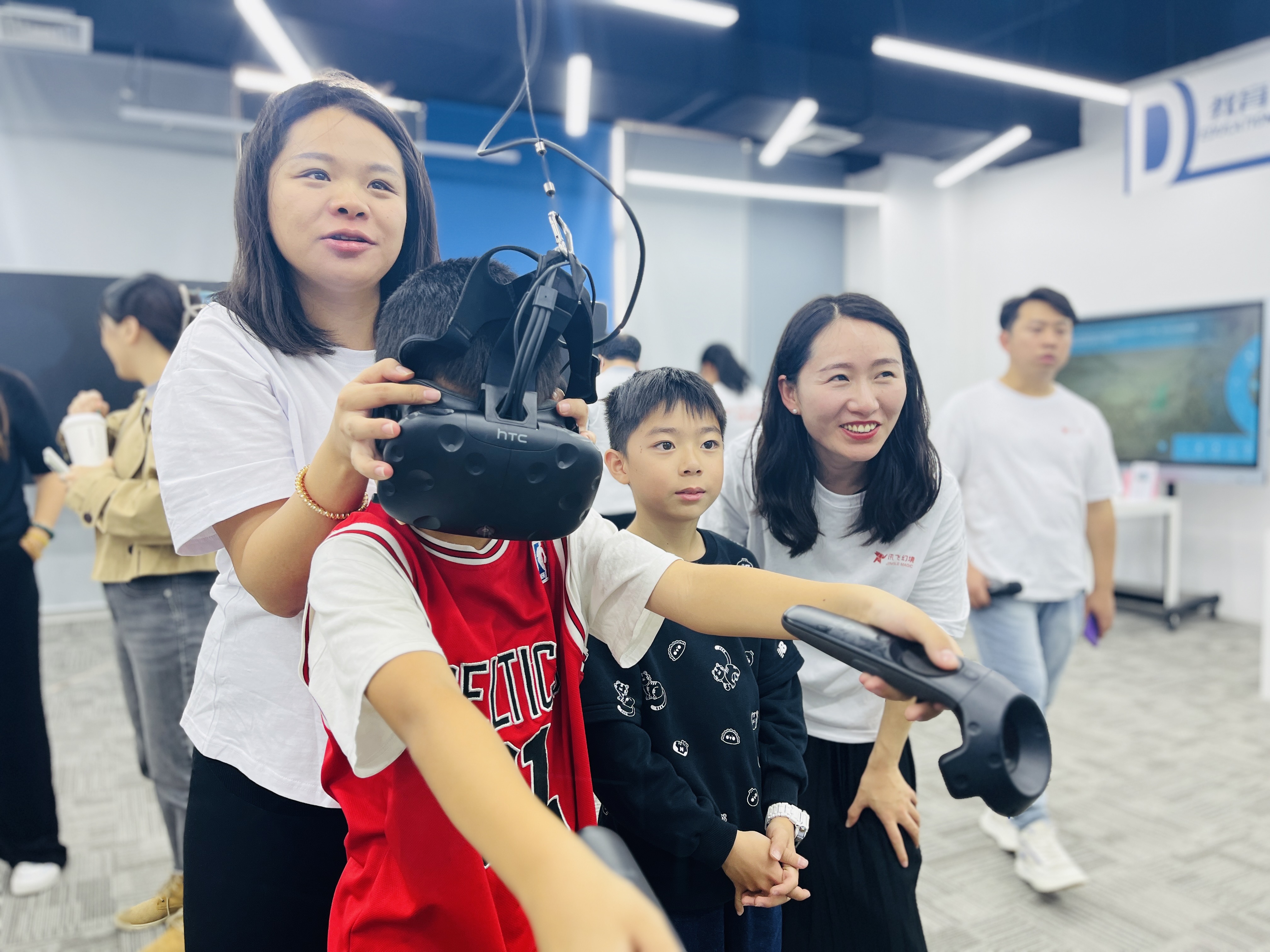 探索航空航天，揭示宇宙奧秘——府學(xué)胡同小學(xué)師生及家長(zhǎng)走進(jìn)幻境X科技館